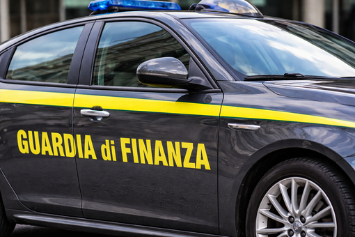 Ambulante "abusivo" di frutta e verdura scoperto dalla Finanza a Ispra. La merce sequestrata e donata a una comunità