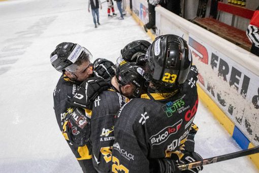 Gli immortali e capitan Vanetti stretti a Edo Raimondi un anno fa dopo gara 5 a Caldaro