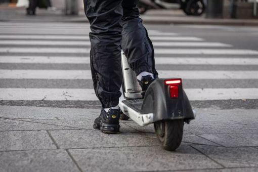 Milano, in due sul monopattino si scontrano con auto: muore ragazzo di 19 anni