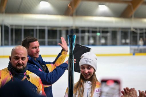 La torcia olimpica torna al palaghiaccio di Varese: in foto è sostenuta dalla pattinatrice varesina Ginevra Negrello