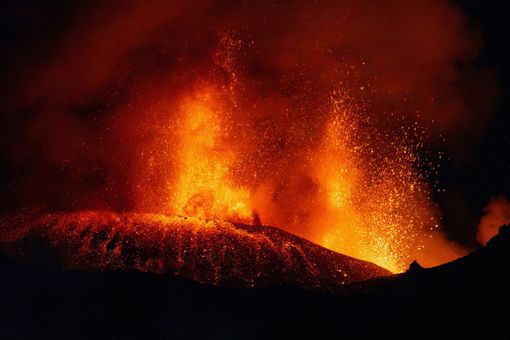 Etna, aeroporto Catania ancora chiuso: stop voli fino alle 14