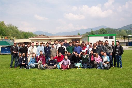 Un gruppo degli iscritti al primo anno del Corso di laurea in Ingegneria per la sicurezza del lavoro e dell’ambiente (Isla) nell'anno accademico 2003-2004