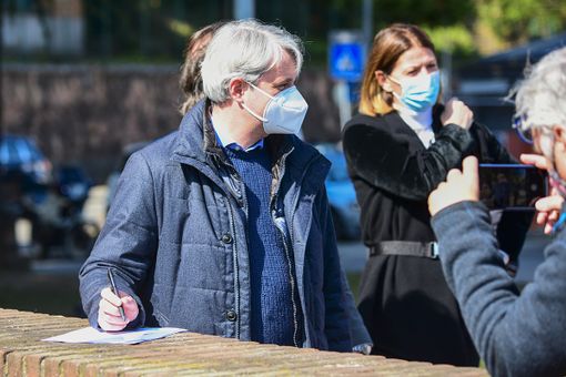 Il sindaco Galimberti firma il manifesto per la sua ricandidatura a sindaco: sullo sfondo Ivana Perusin (foto Galbiati)