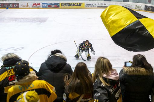 Una foto che ci riempie il cuore: il saluto finale di Rocco Perla, portierone giallonero tornato titolare, ai tifosi dei Mastini in festa a Pergine (foto Michele Del Re) Una foto che ci riempie il cuore: il saluto finale di Rocco Perla, portierone giallonero tornato titolare, ai tifosi dei Mastini in festa a Pergine (foto Michele Del Re)