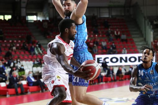 Toney Douglas in penetrazione