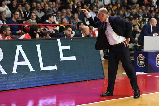 Attilio Caja si arrabbia con i suoi giocatori durante un match