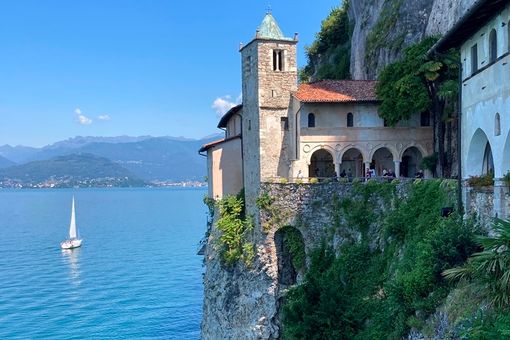 All'eremo di Santa Caterina del Sasso in barca, per scoprire il gioiello del Lago Maggiore