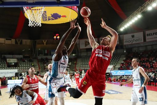 BASKET. Cantù più forte, più bella, più grintosa: Masnago sbancata: 80-90