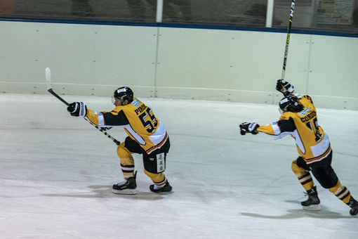 Piroso segna il gol che vale la semifinale all'overtime e corre impazzito di gioia verso la panchina rincorso da Cordin (foto Alessandro Galbiati)