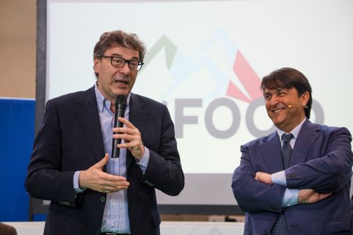 Giancarlo Giorgetti con Vito Romaniello che ha condotto la prima edizione di Alpi Food a Daverio (foto Enrico Scaringi) Giancarlo Giorgetti con Vito Romaniello che ha condotto la prima edizione di Alpi Food a Daverio (foto Enrico Scaringi)