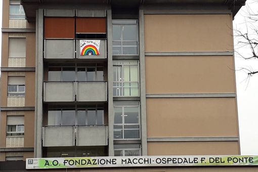 L'onda di positività "andrà tutto bene" contagia anche i piccoli pazienti del Del Ponte L'onda di positività "andrà tutto bene" contagia anche i piccoli pazienti del Del Ponte