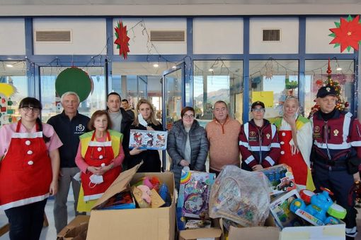 Il "Natale in corsia" di Ali Libere e associazione Polizia di Stato con i bambini della Pediatria del Del Ponte