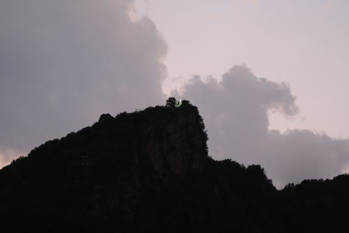Un cappello alpino nei cieli della Valceresio
