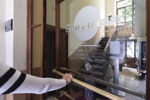 Inglese, francese, tedesco, spagnolo, russo, arabo, giapponese, portoghese, cinese e italiano per stranieri: sono le lingue che è possibile studiare all'Ateneo Corsi di Lingue (servizio a cura di Lorenzo D'Angelo) Inglese, francese, tedesco, spagnolo, russo, arabo, giapponese, portoghese, cinese e italiano per stranieri: sono le lingue che è possibile studiare all'Ateneo Corsi di Lingue (servizio a cura di Lorenzo D'Angelo)