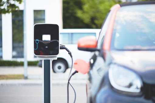 Auto elettriche, così la Commissaria UE ai trasporti: «La politica deve dare certezze»