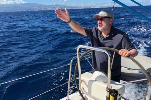 Bobo Maroni, qui in barca a vela per una regata nell'Atlantico, è partito per un lungo viaggio
