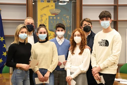 Il sindaco Matteo Sambo con il vice presidente della Bcc di Busto Garolfo e Buguggiate Diego Trogher e i cinque giovani premiati. Il sindaco Matteo Sambo con il vice presidente della Bcc di Busto Garolfo e Buguggiate Diego Trogher e i cinque giovani premiati.