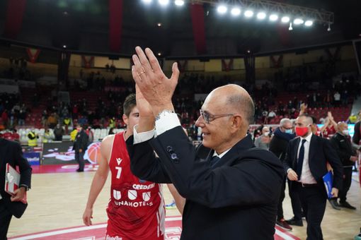Caja applaude Masnago che lo applaude (foto Fabio Averna) Caja applaude Masnago che lo applaude (foto Fabio Averna)