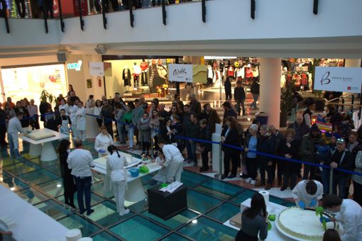 Una panoramica "dall'alto" della preparazione delle tre torte per il 22esimo compleanno del Centro Commerciale "Campo dei Fiori" di Gavirate