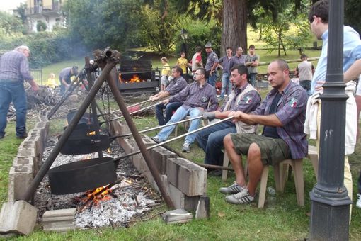 E' arrivato l'autunno, ecco la castagnata degli alpini di Cuvio