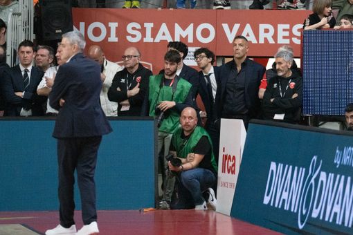 "L'ufficio facce" di Masnago dice tutto: Sogolow, Kastritis e soprattutto Luis Scola (foto di Fabio Averna)