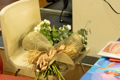 I fiori nel posto che negli ultimi anni è sempre stato occupato da Sandro Galleani (Foto Fabio Averna) I fiori nel posto che negli ultimi anni è sempre stato occupato da Sandro Galleani (Foto Fabio Averna)