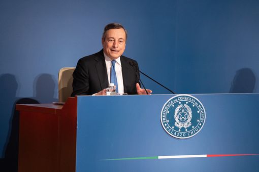 Draghi: «Da aprile basta mascherine all'aperto e scuole sempre aperte. Stop al green pass all'esterno per fiere, sport, feste e spettacoli»