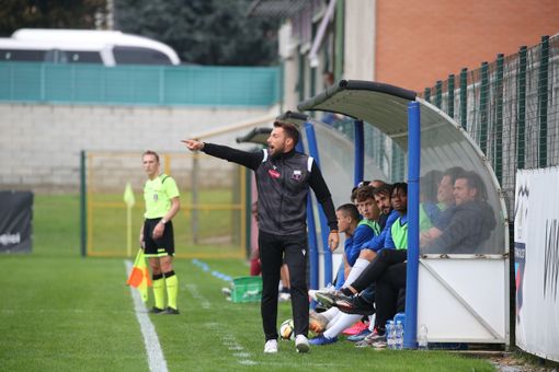 Con Spilli squalificato, è stato mister Fedele a guidare i rossoblù (foto varesinacalcio.it)