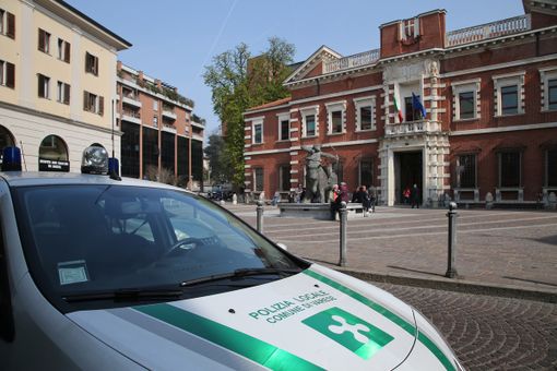 La polizia locale sventa furto di biciclette in via Dandolo e arresta il ladro