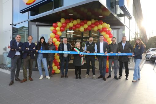 Il taglio del nastro del nuovo supermercato Lidl di Gavirate