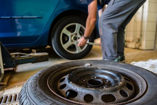 Obbligo gomme invernali o catene a bordo, a Varese scattati i controlli della polizia locale Obbligo gomme invernali o catene a bordo, a Varese scattati i controlli della polizia locale