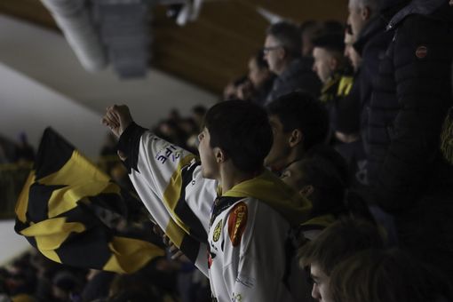 Piccoli e grandi cuori gialloneri battono all'unisono nel palaghiaccio della gioia (foto Emanuele Scordo)