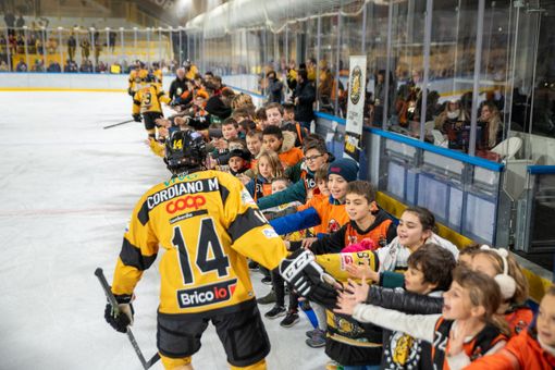Il momento più bello della serata: il "cinque" dei giocatori al centinaio di bimbi del Basket School e ai baby Mastini a fine partita (foto Alessandro Umberto Galbiati)