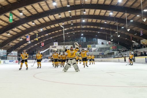 Davide Bertin, autore di alcune parate spettacolari e decisive, guida il gruppo giallonero sotto la curva (foto di Roberto e Alessandro Galbiati)