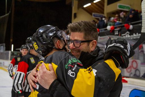 Il presidente Carlo Bino a fine gara abbraccia capitan Vanetti (Photosport &amp; More)