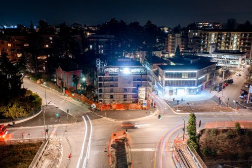 Il Faro di largo Flaiano si accende e illumina Varese Il Faro di largo Flaiano si accende e illumina Varese