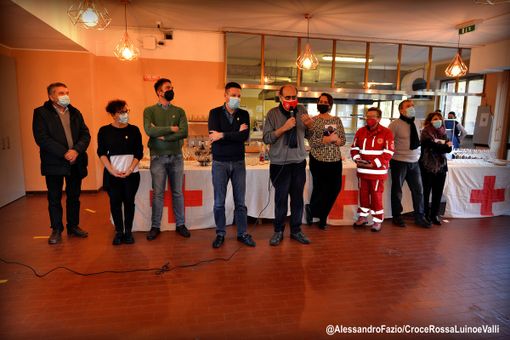 Un momento dello scambio degli auguri natalizi organizzato dalla Croce Rossa di Luino e Valli