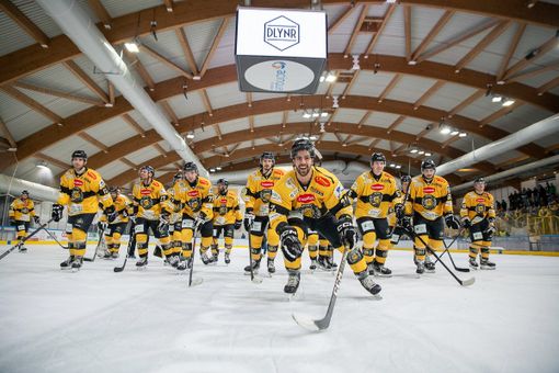 Hector Majul davanti ai Mastini nel saluto finale al popolo giallonero (foto Alessandro Umberto Galbiati) Hector Majul davanti ai Mastini nel saluto finale al popolo giallonero (foto Alessandro Umberto Galbiati)