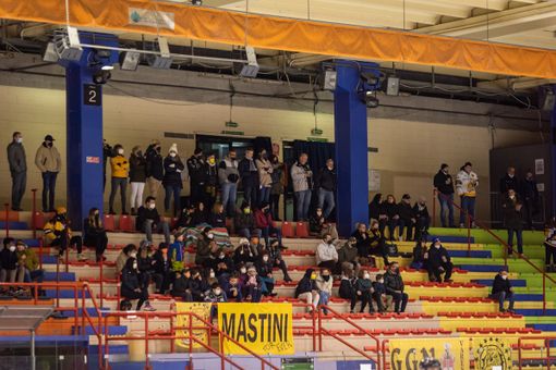 La famiglia giallonera si riunisce a Malnate per brindare e darsi l'arrivederci nel nuovo Palalbani. «Un vero Mastino non può mancare»