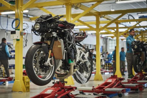 Un linea produttiva dello stabilimento della Schiranna di Mv Agusta