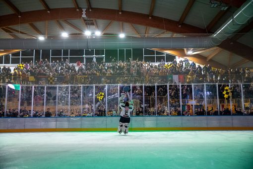 Il popolo giallonero e Perla decisivi domani sera a Cortina (foto Alessandro Umberto Galbiati)
