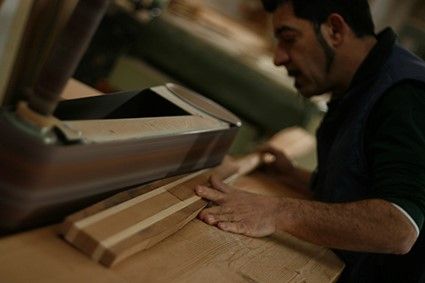 Ogni mattina, Sergio è felice di andare nel suo laboratorio e realizzare le pagaie, soddisfatto di essere riuscito a rendere la sua passione un lavoro