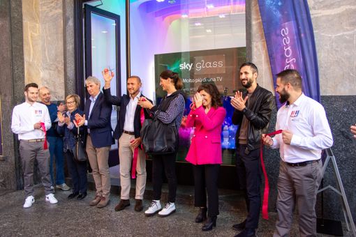 Il taglio del nastro del nuovo negozio Sky in piazza Monte Grappa a Varese (servizio a cura di Lorenzo d’Angelo, galleria fotografica a cura di Davide Fasano, video a cura di Jonathan Sottocorna)