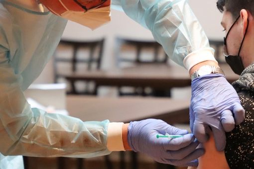 Da oggi in Lombardia è possibile spostare il richiamo del vaccino anti-Covid: ecco come fare