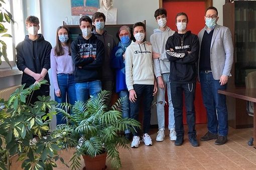 Gli studenti del liceo Ferraris di Varese Gli studenti del liceo Ferraris di Varese