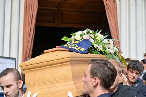 L'uscita dalla chiesa di Valle Olona della bara di Chiara, coperta dai fiori e dalla maglia della sua squadra di pallavolo (Foto di Alessandro Galbiati)
