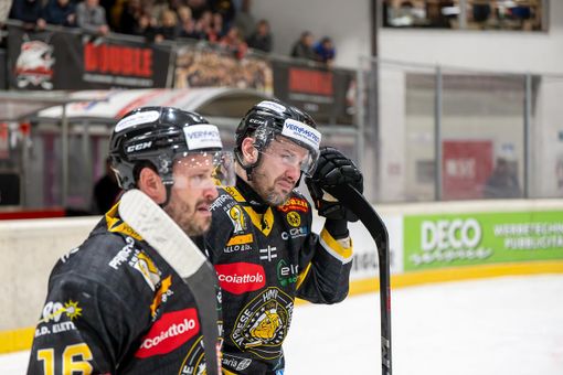 L'immagine che è il simbolo della fine di un'era: Edo Raimondi dice addio e scoppia in lacrime insieme al suo capitano Andrea Vanetti (foto Alessandro Umberto Galbiati)