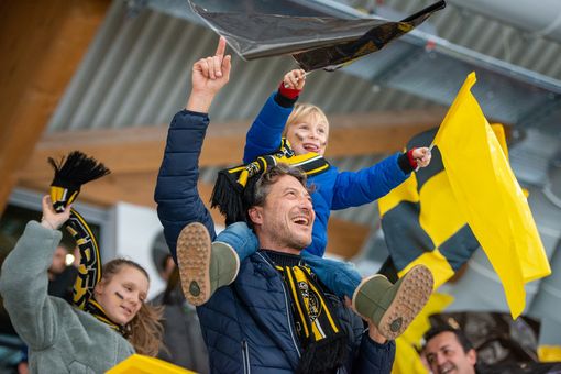 Si balla e si canta alla Acinque Ice Arena Si balla e si canta alla Acinque Ice Arena