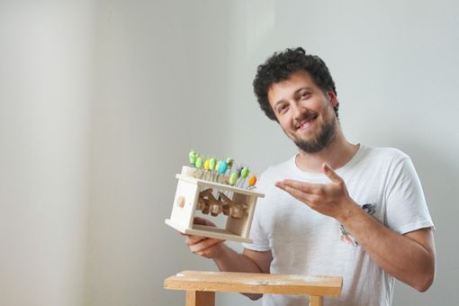 Amedeo Capelli con uno degli automi che crea ogni giorno. In gallery, altri esempi delle sue magiche creazioni