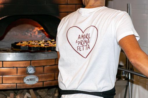 "Amore a prima fetta": la pizza a forma di cuore sbarca in provincia. E offre posti di lavoro
